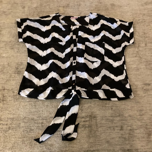 UGC SUGAR KISSES SHORT SLEEVE CHEVRON PATTERN BUTTON DOWN BLOUSE - Picture 1 of 7